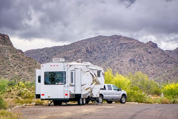 Truck-and-5th-wheel-in-desert