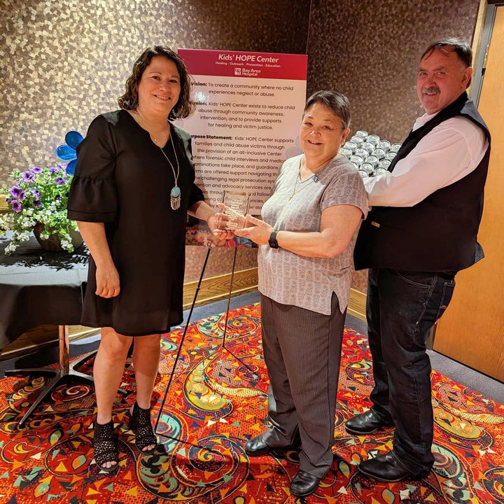 Gib's Owners recognized with Kids' HOPE Center's 2023 Community Philanthropy Award.