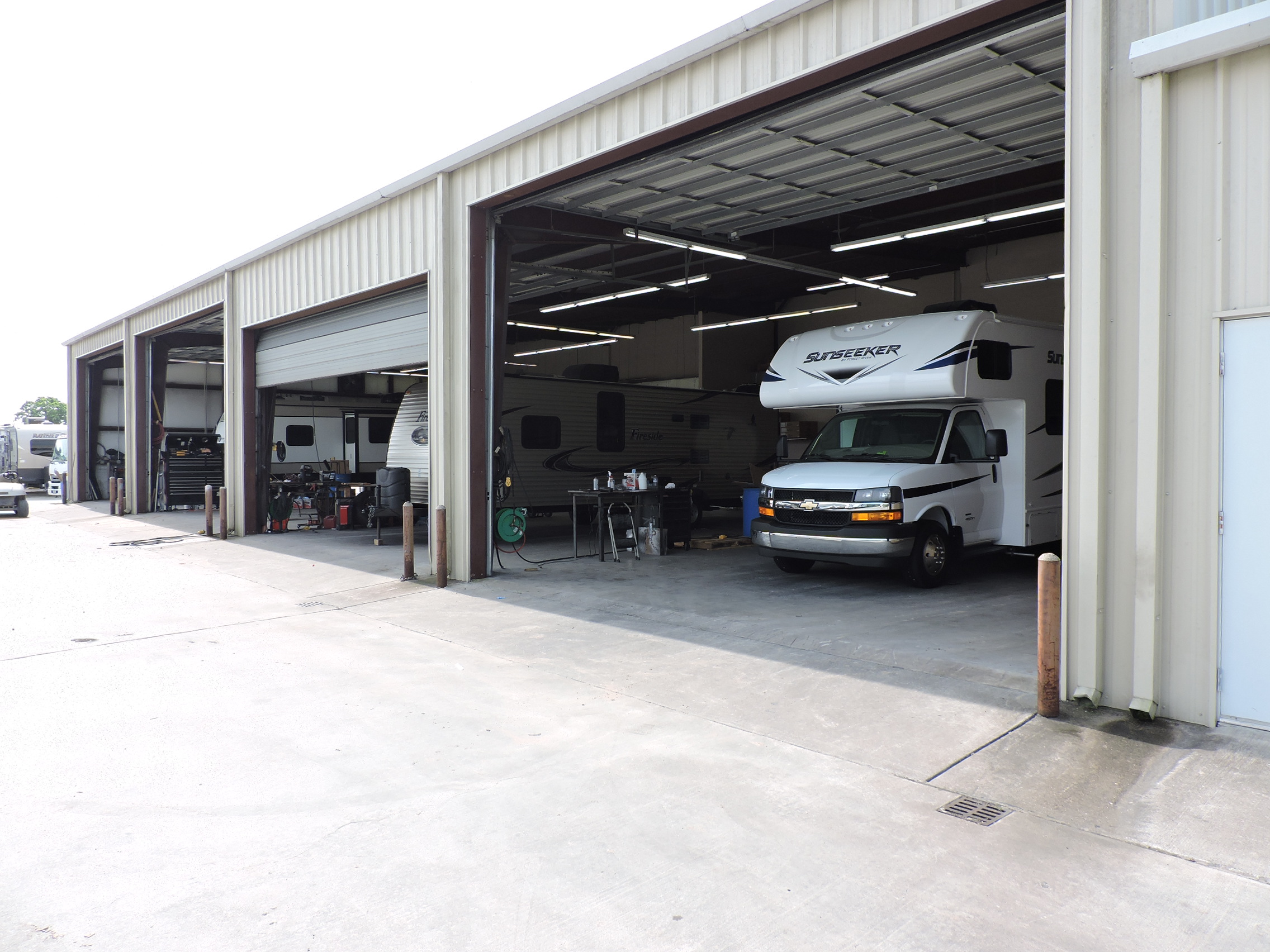 Topper’s RVs service center