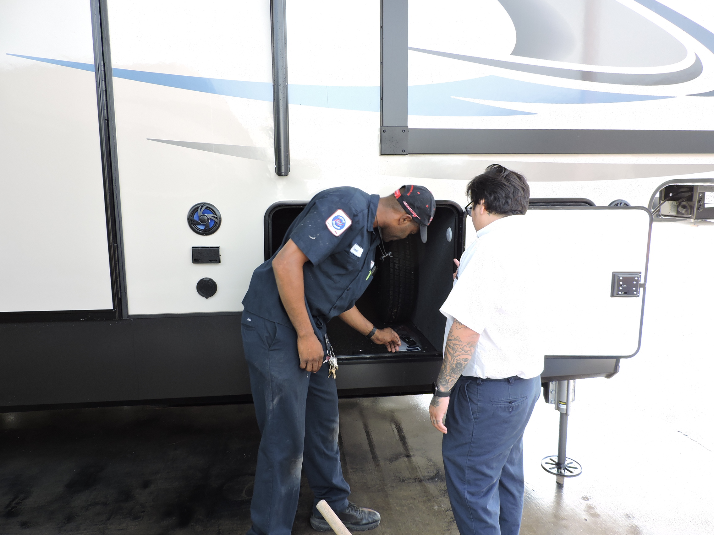 Topper’s RVs service center