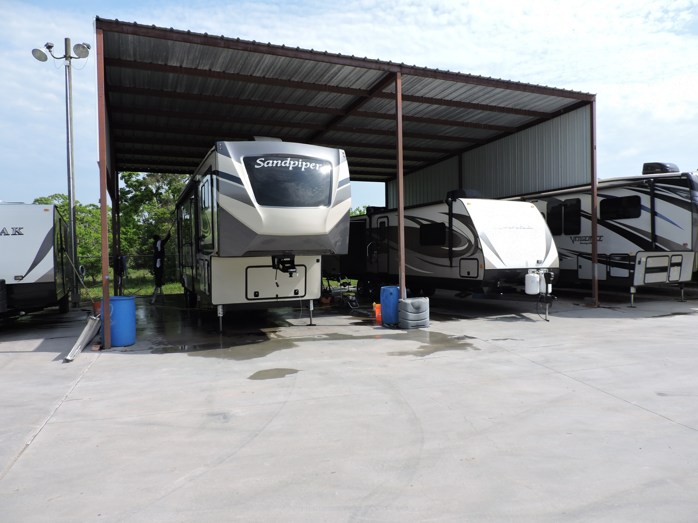 Topper’s RVs service center