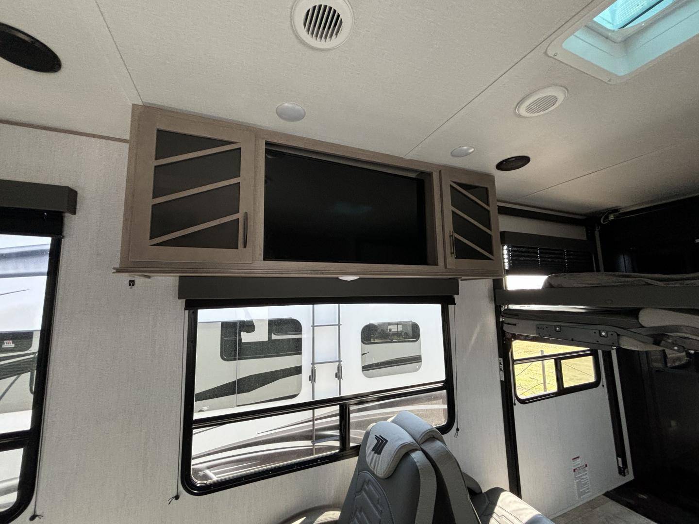 2024 Grand Design 2024 Grand Design Momentum - thumbnail 17