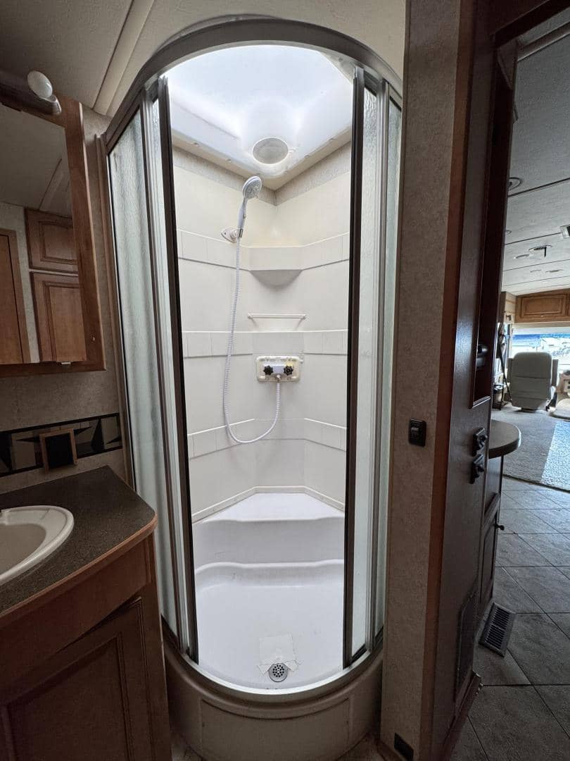 2010 Winnebago 2010 Winnebago Adventurer - thumbnail 12