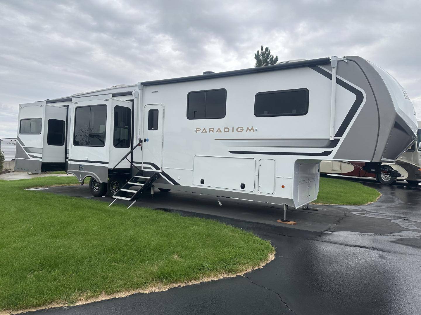 2025 Alliance RV 2025 Alliance RV Paradigm - thumbnail 4