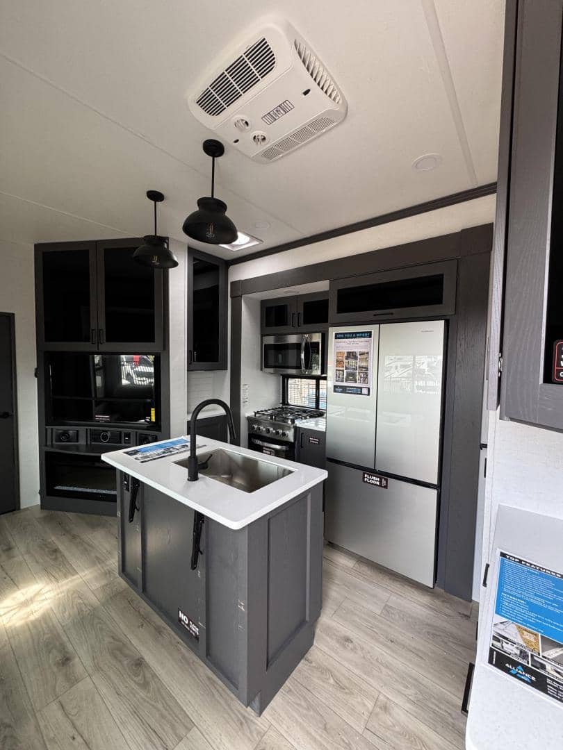 2025 Alliance RV 2025 Alliance RV Valor - thumbnail 7