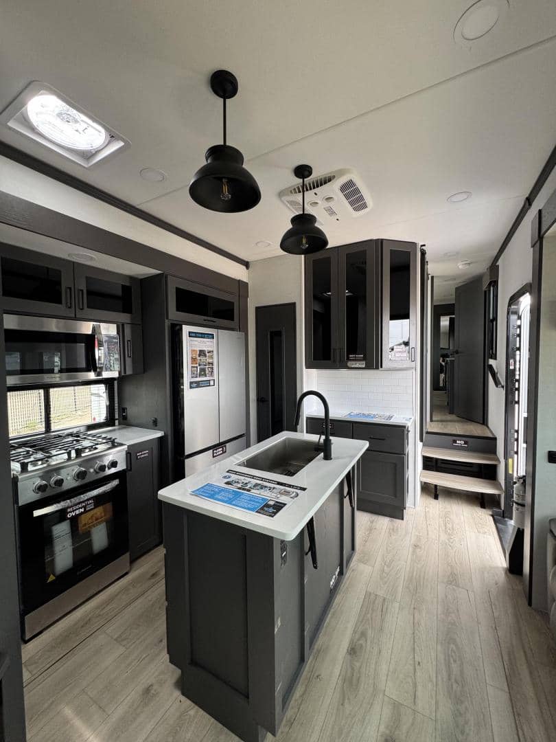 2025 Alliance RV 2025 Alliance RV Valor - thumbnail 8