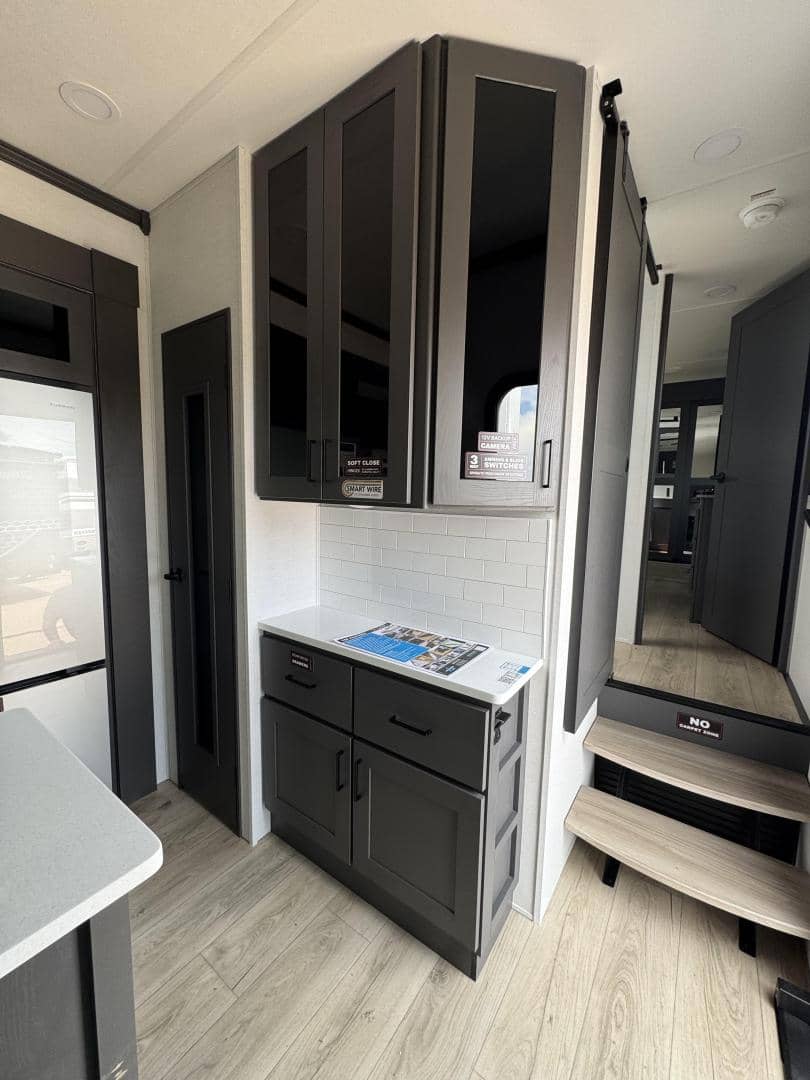 2025 Alliance RV 2025 Alliance RV Valor - thumbnail 9