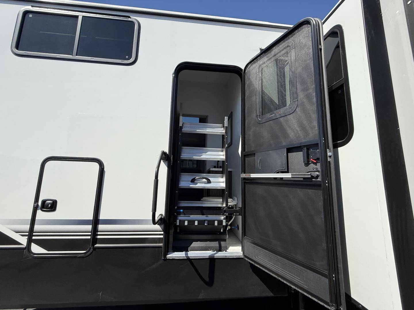 2025 Keystone RV 2025 Keystone RV Montana High Country - thumbnail 9