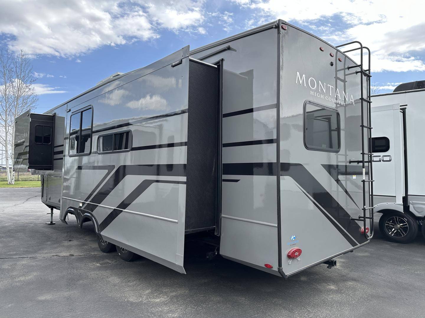2025 Keystone RV 2025 Keystone RV Montana - thumbnail 3