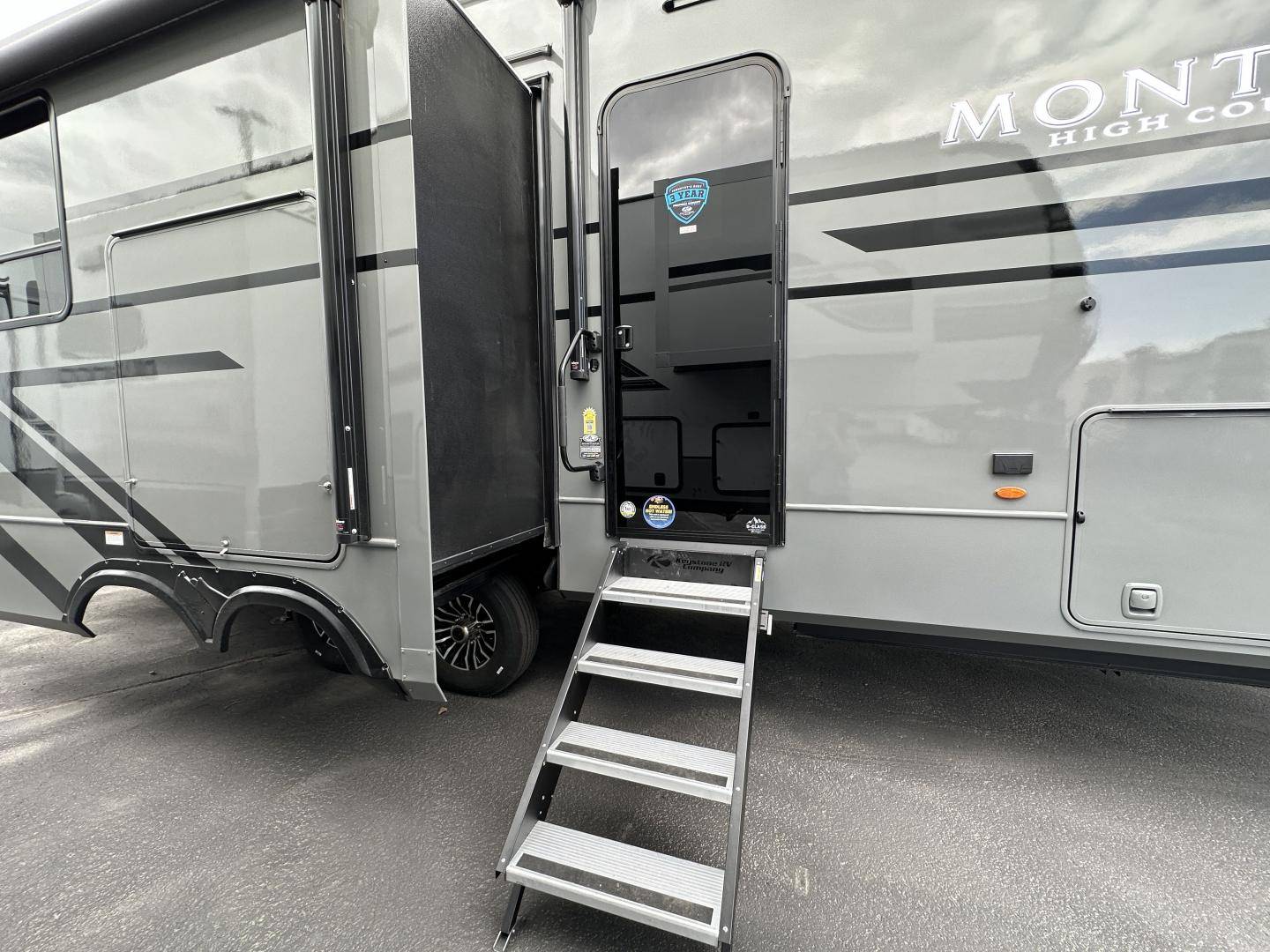 2025 Keystone RV 2025 Keystone RV Montana - thumbnail 11