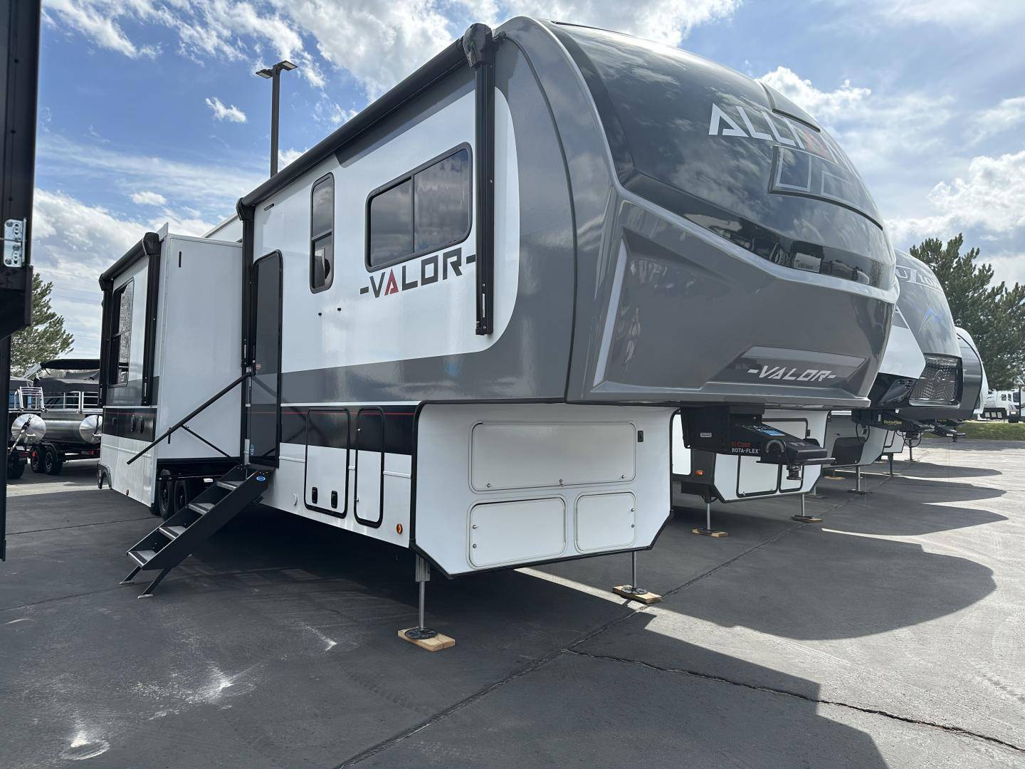2025 Alliance RV 2025 Alliance RV Valor - thumbnail 1