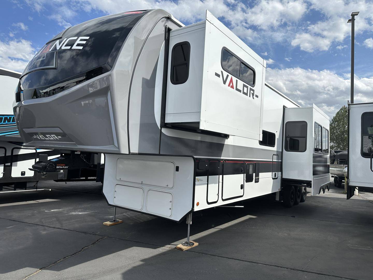 2025 Alliance RV 2025 Alliance RV Valor - thumbnail 3