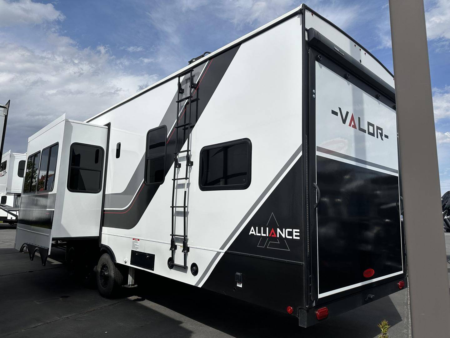 2025 Alliance RV 2025 Alliance RV Valor - thumbnail 4