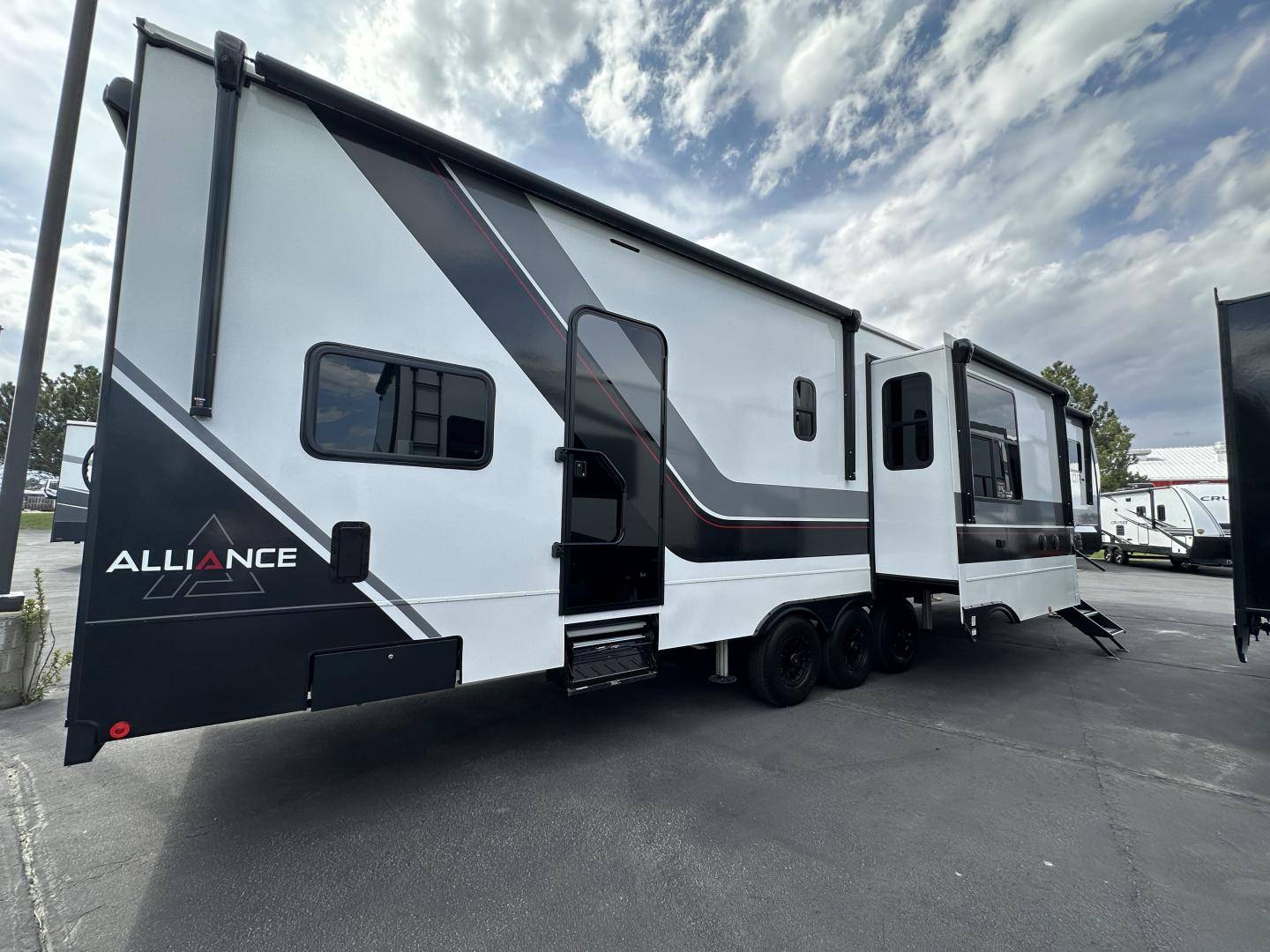 2025 Alliance RV 2025 Alliance RV Valor - thumbnail 5