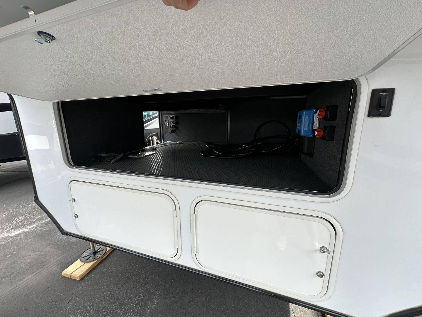 2025 Alliance RV 2025 Alliance RV Valor - thumbnail 8