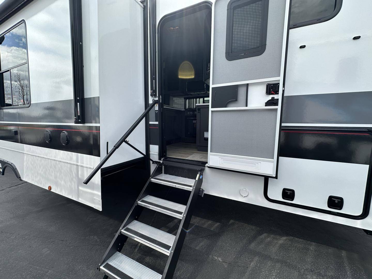 2025 Alliance RV 2025 Alliance RV Valor - thumbnail 14