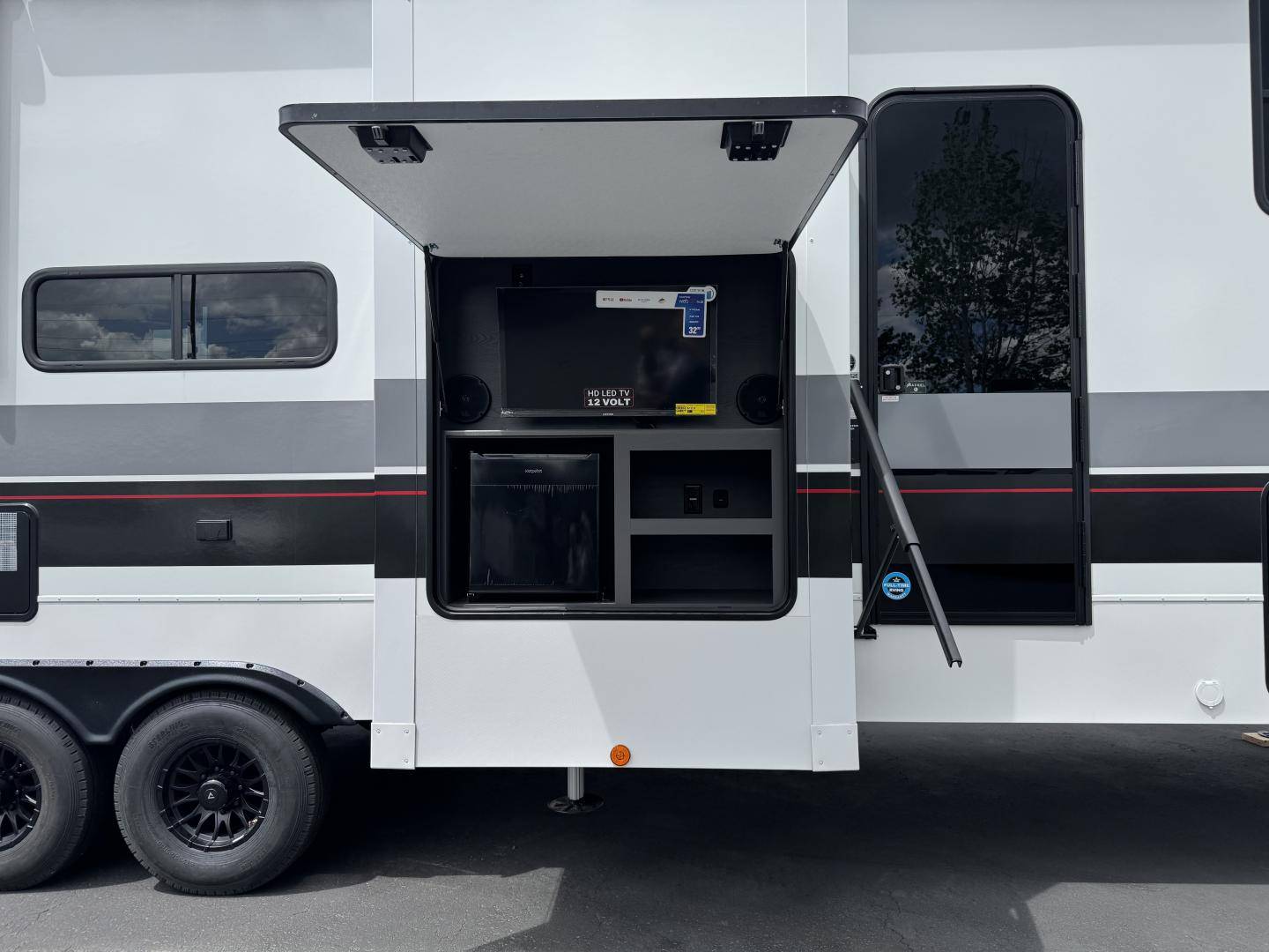 2025 Alliance RV 2025 Alliance RV Valor - thumbnail 6