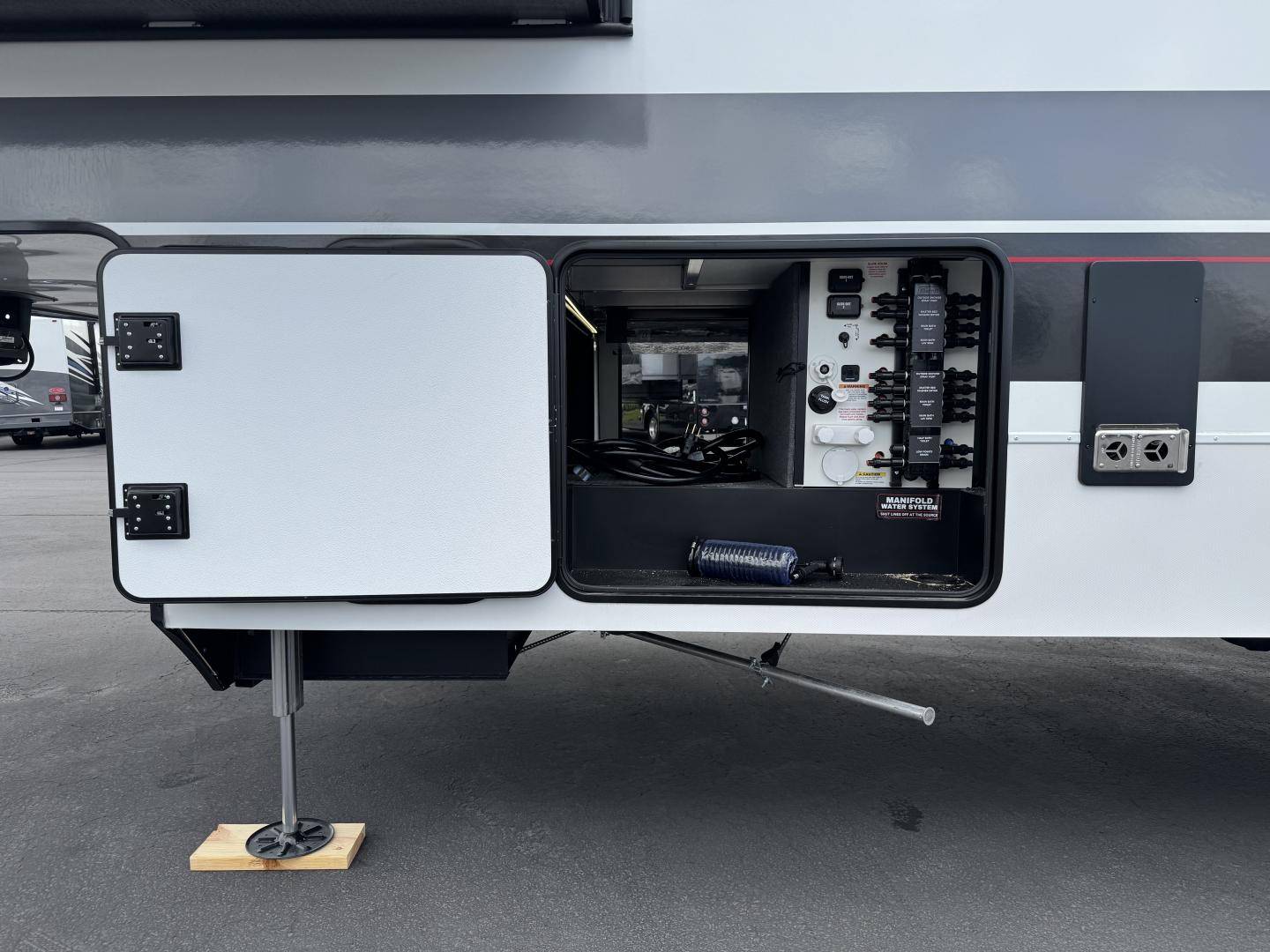 2025 Alliance RV 2025 Alliance RV Valor - thumbnail 8