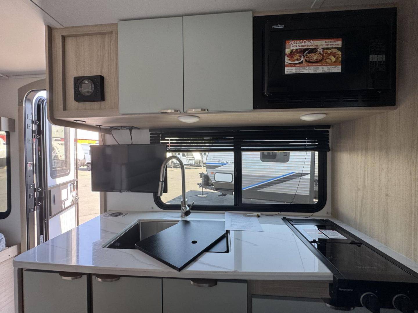 2025 Winnebago 2025 Winnebago Micro Minnie - thumbnail 16