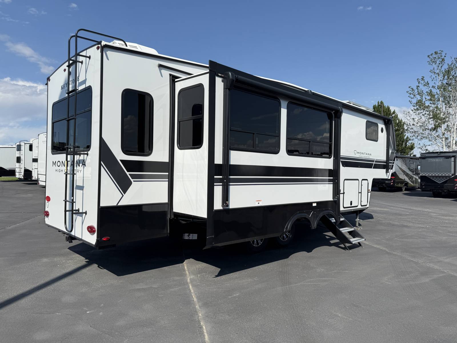 2026 Keystone RV 2026 Keystone RV Montana High Country - thumbnail 4