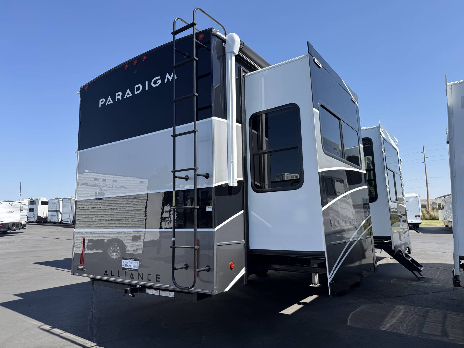 2026 Alliance RV 2026 Alliance RV Paradigm - thumbnail 3