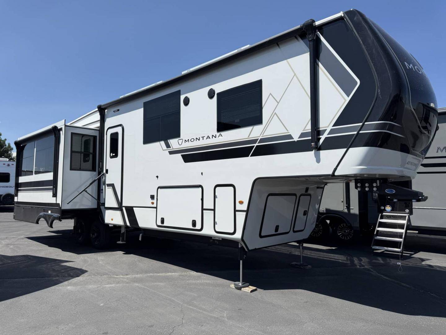 2026 Keystone RV 2026 Keystone RV Montana - thumbnail 4