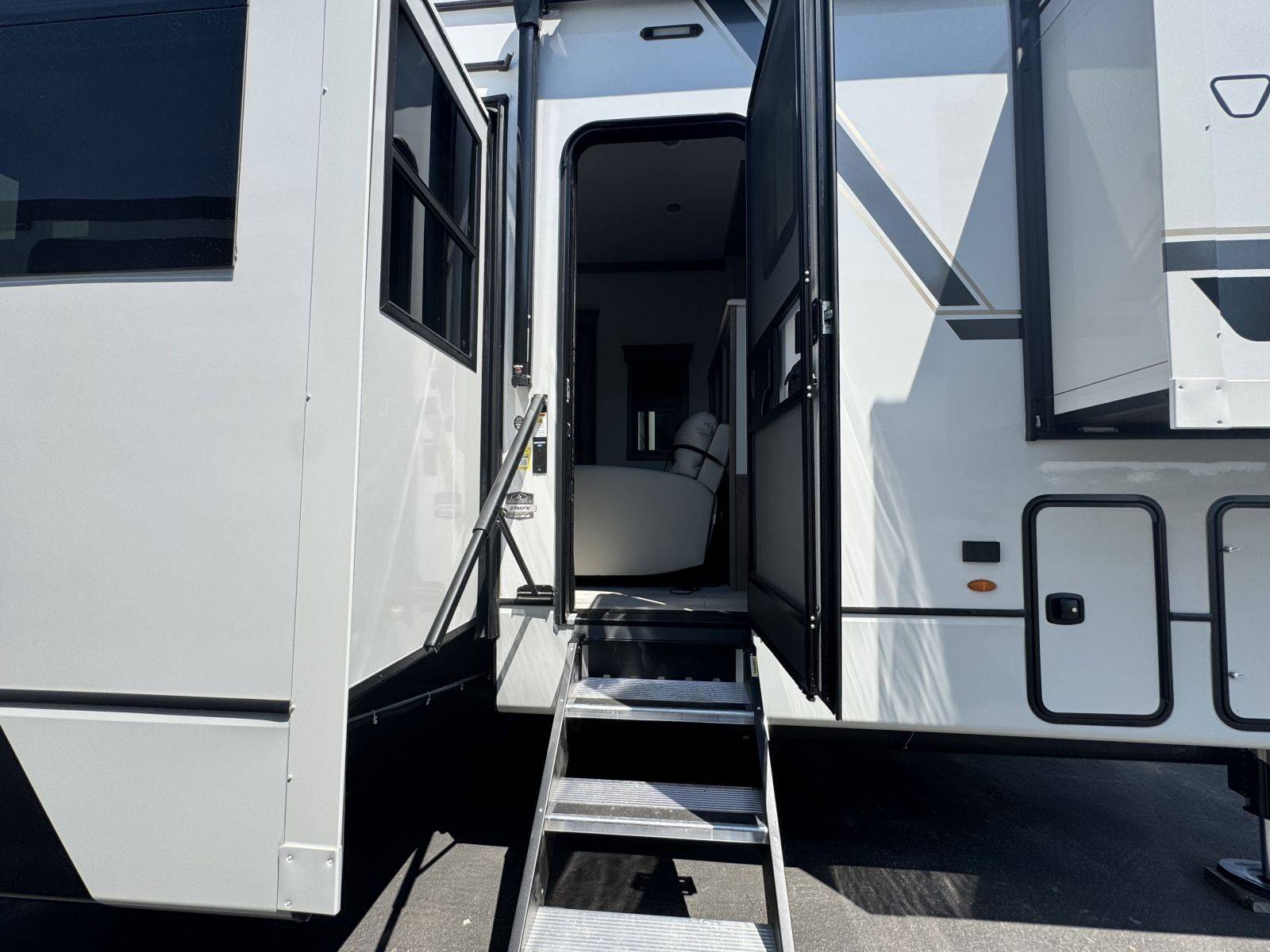 2026 Keystone RV 2026 Keystone RV Montana - thumbnail 13