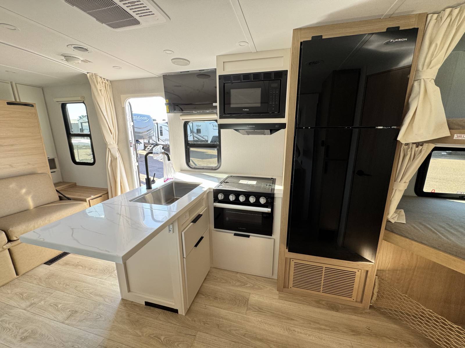 2026 Winnebago 2026 Winnebago Thrive - thumbnail 10