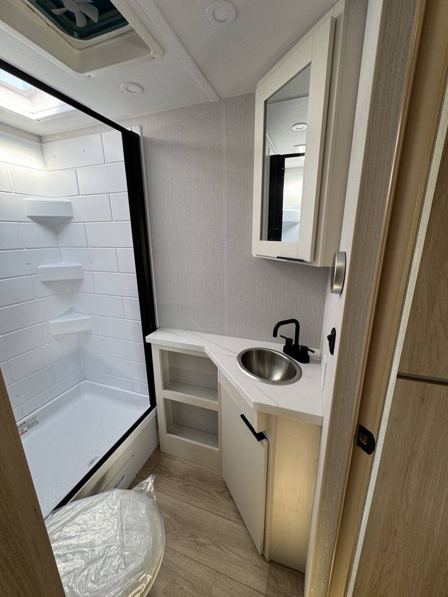 2026 Winnebago 2026 Winnebago Thrive - thumbnail 13