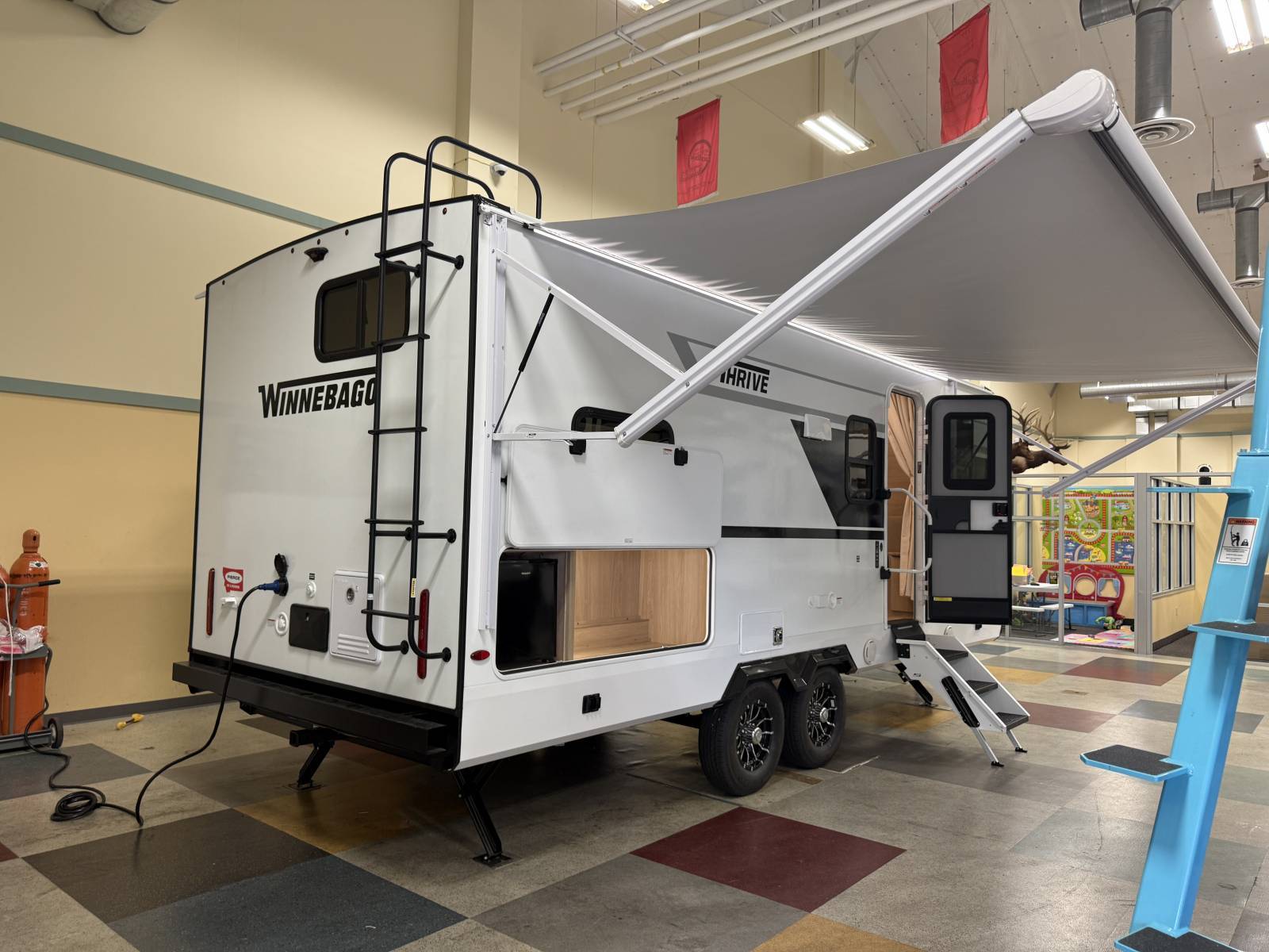 2026 Winnebago 2026 Winnebago Thrive - thumbnail 3