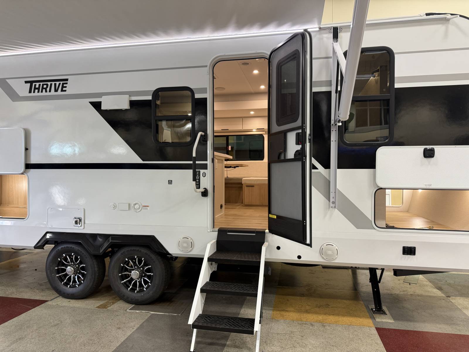 2026 Winnebago 2026 Winnebago Thrive - thumbnail 9