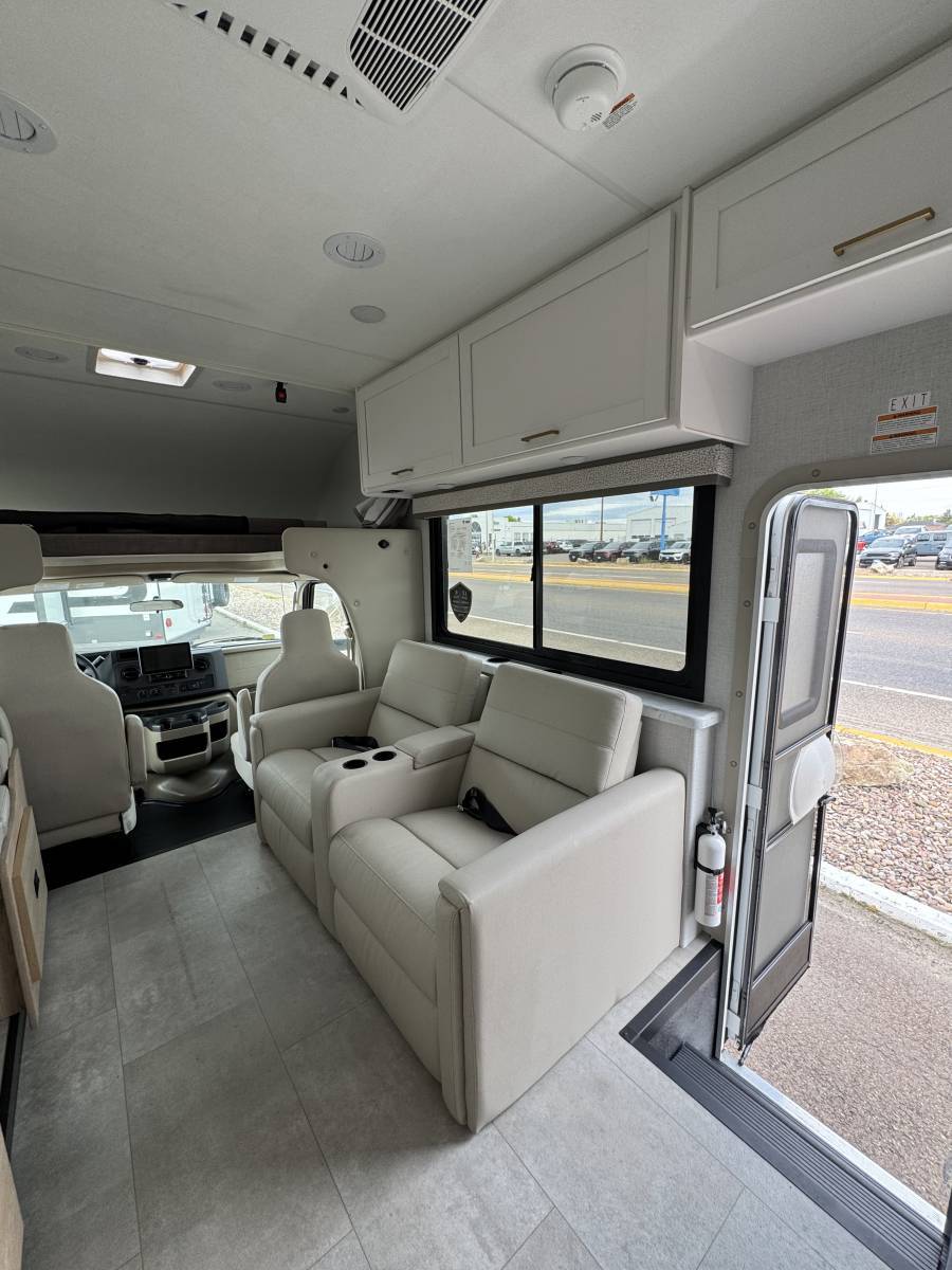 2026 Thor Motor Coach 2026 Thor Motor Coach Chateau - thumbnail 9