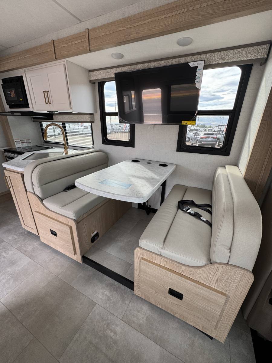 2026 Thor Motor Coach 2026 Thor Motor Coach Chateau - thumbnail 14