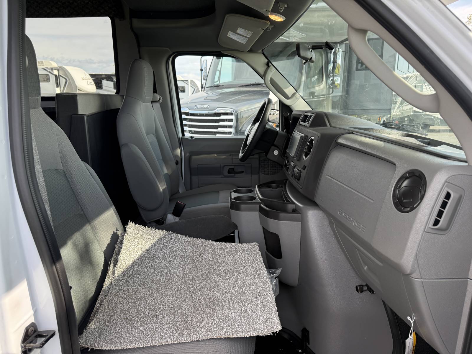 2026 Forest River RV 2026 Forest River RV Sunseeker - thumbnail 10