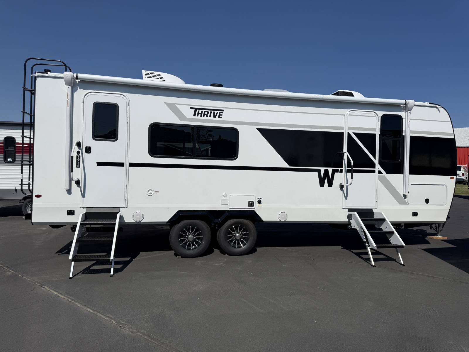 2026 Winnebago 2026 Winnebago Thrive - thumbnail 4