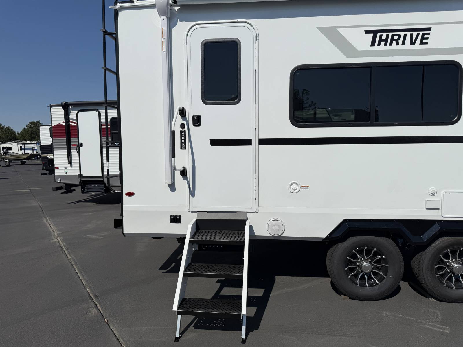 2026 Winnebago 2026 Winnebago Thrive - thumbnail 9