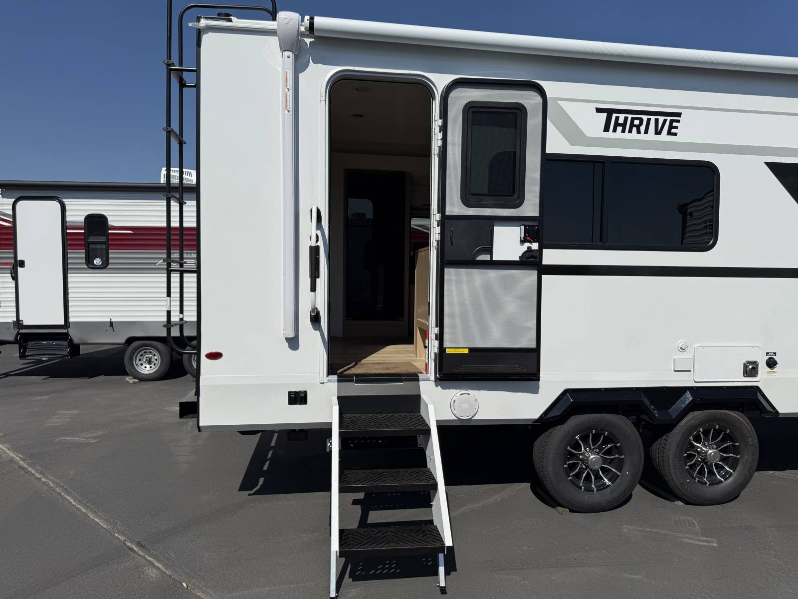 2026 Winnebago 2026 Winnebago Thrive - thumbnail 10