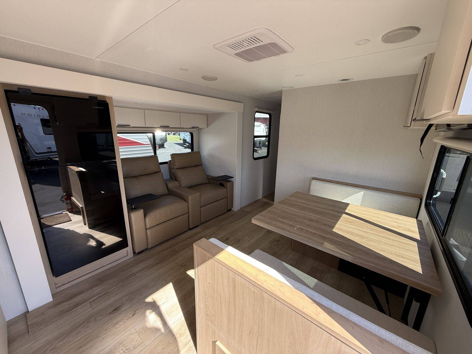 2026 Winnebago 2026 Winnebago Thrive - thumbnail 11