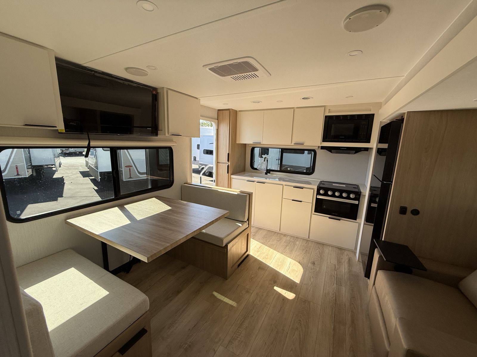 2026 Winnebago 2026 Winnebago Thrive - thumbnail 12