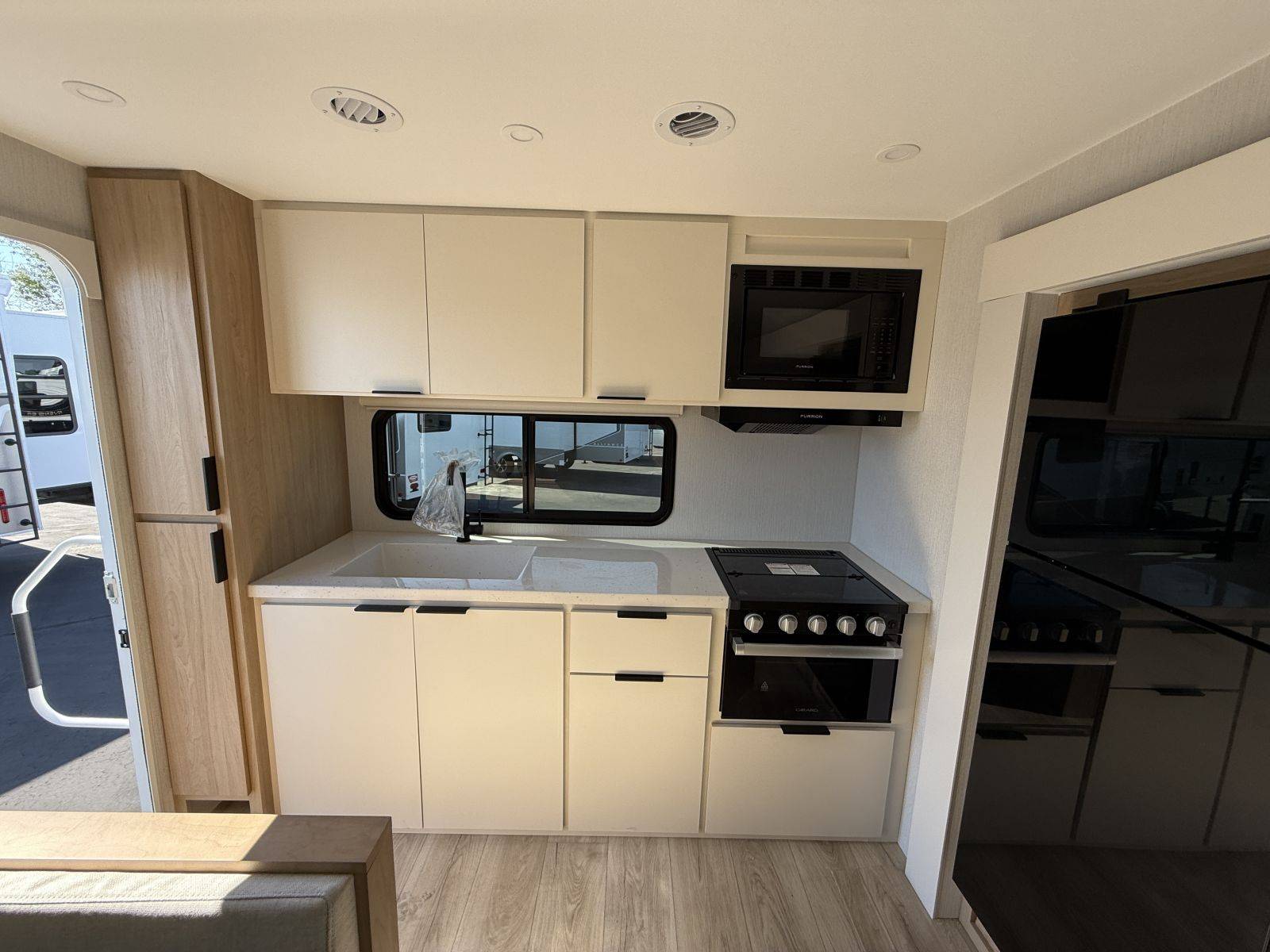 2026 Winnebago 2026 Winnebago Thrive - thumbnail 14