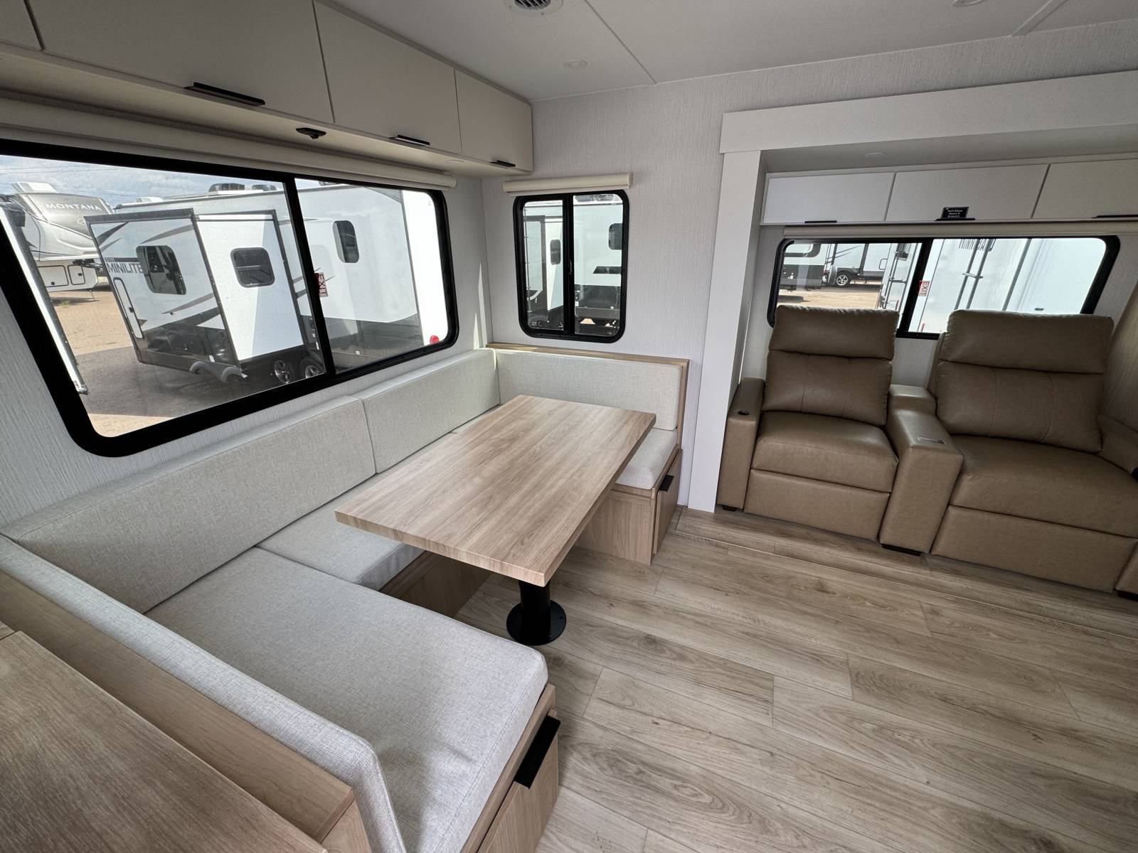 2026 Winnebago 2026 Winnebago Thrive - thumbnail 6