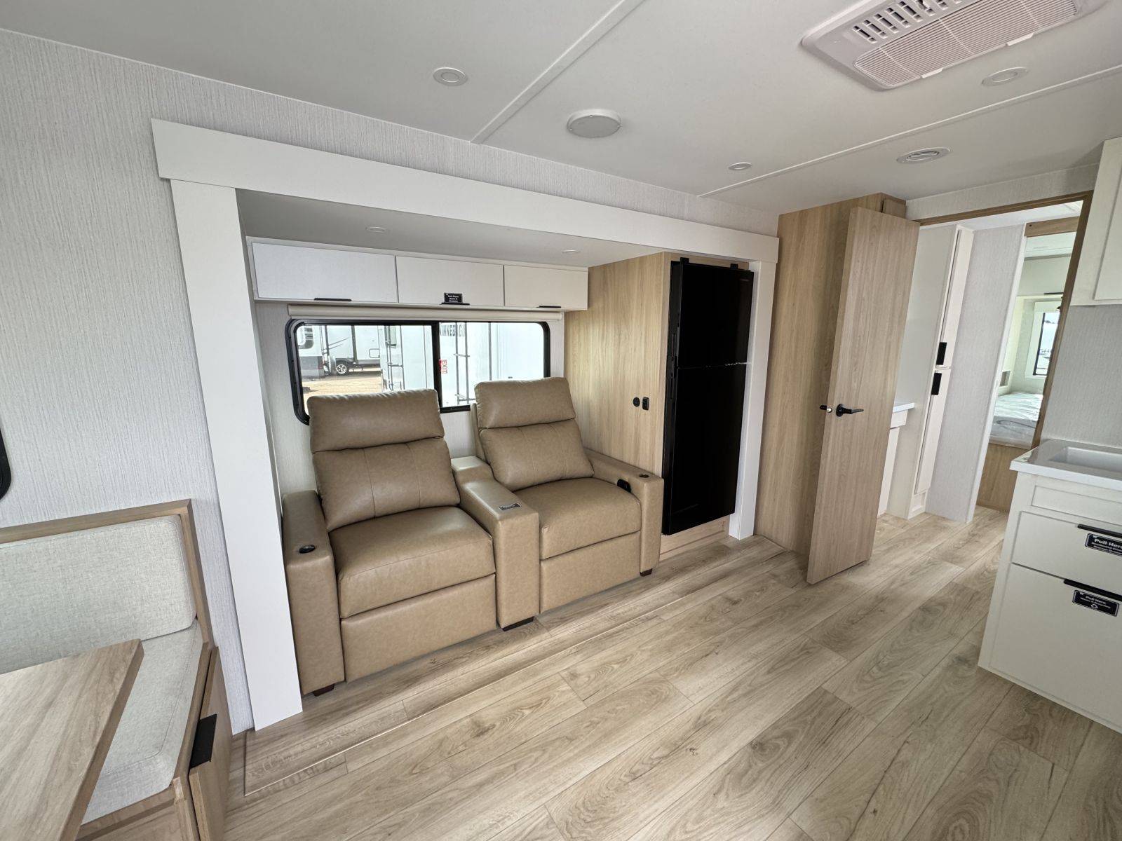 2026 Winnebago 2026 Winnebago Thrive - thumbnail 7