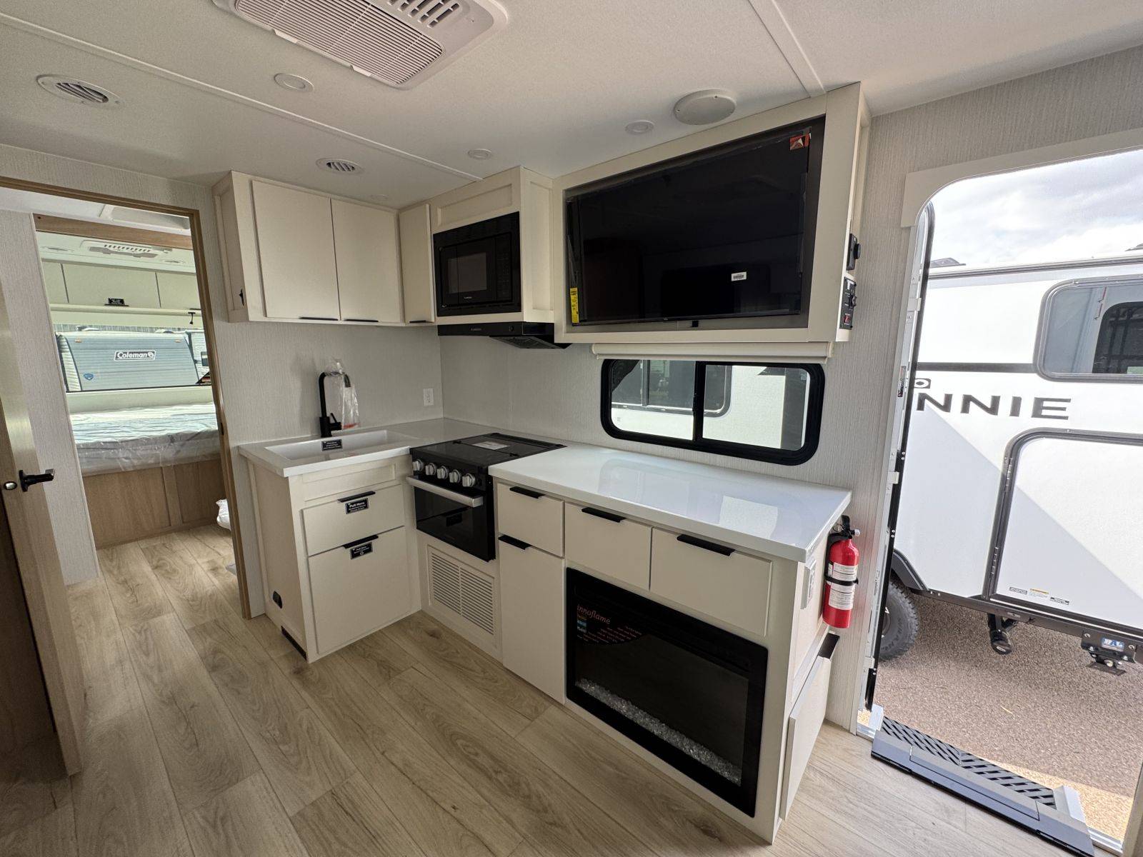 2026 Winnebago 2026 Winnebago Thrive - thumbnail 8