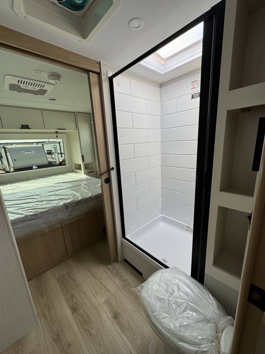 2026 Winnebago 2026 Winnebago Thrive - thumbnail 9