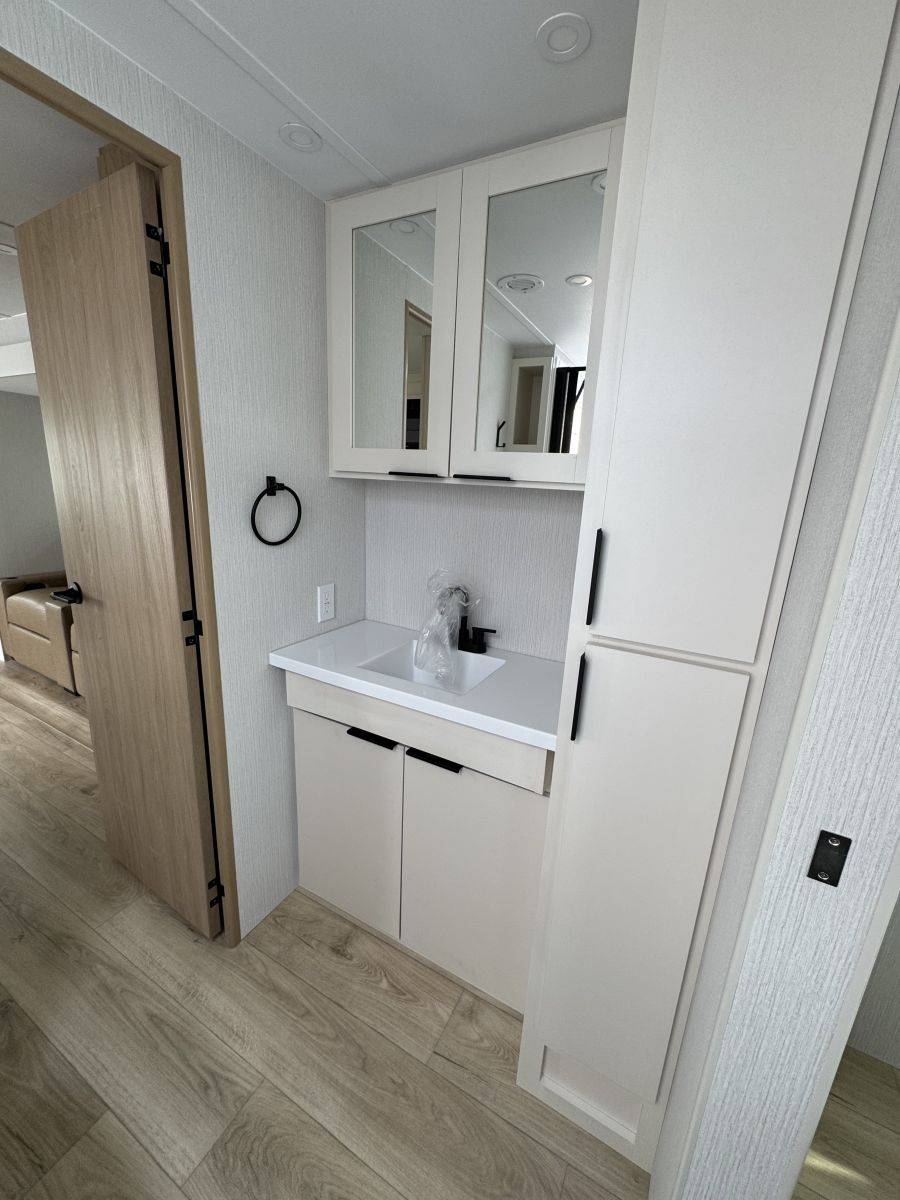 2026 Winnebago 2026 Winnebago Thrive - thumbnail 10