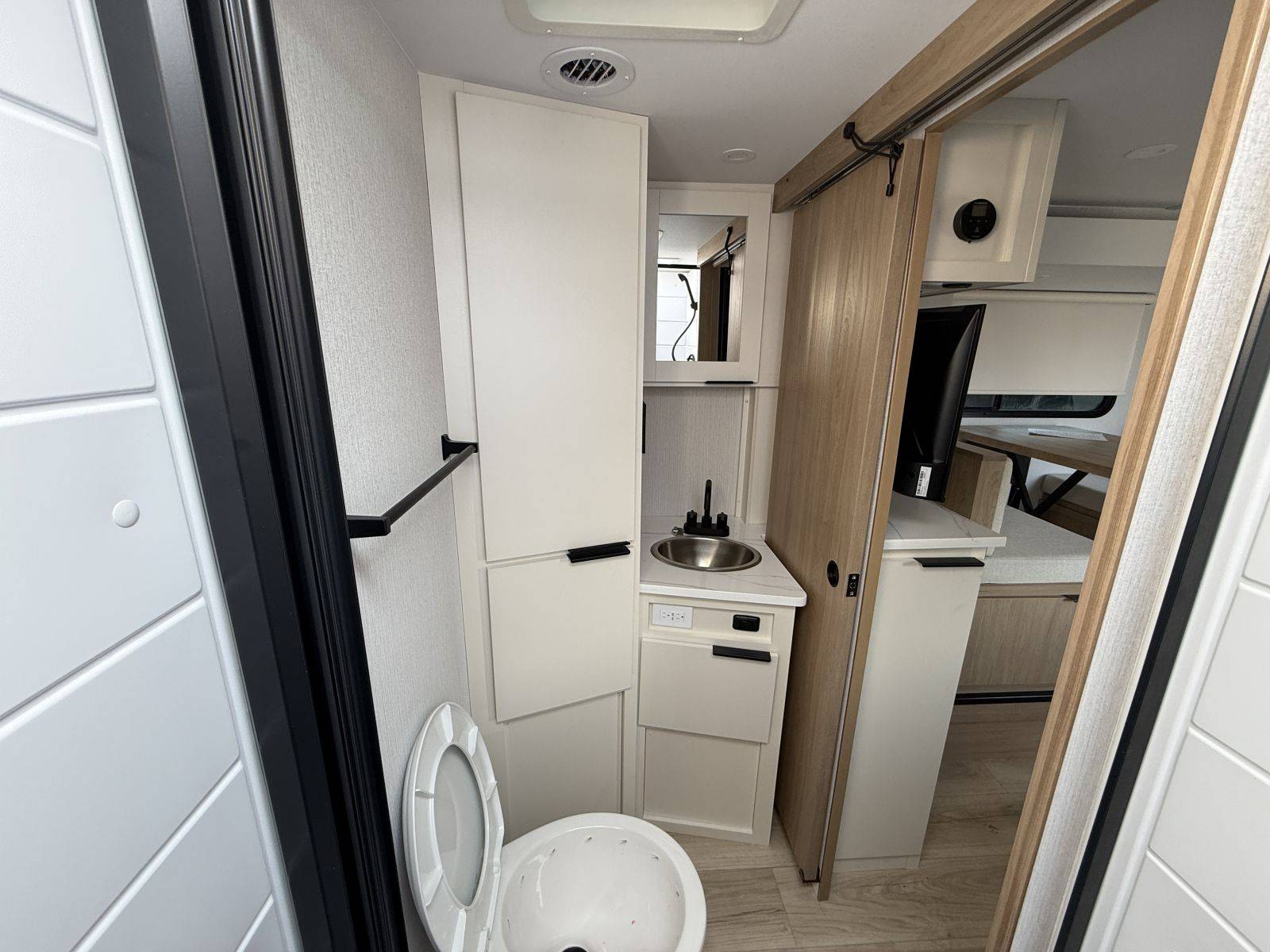 2026 Winnebago 2026 Winnebago Micro Minnie - thumbnail 15