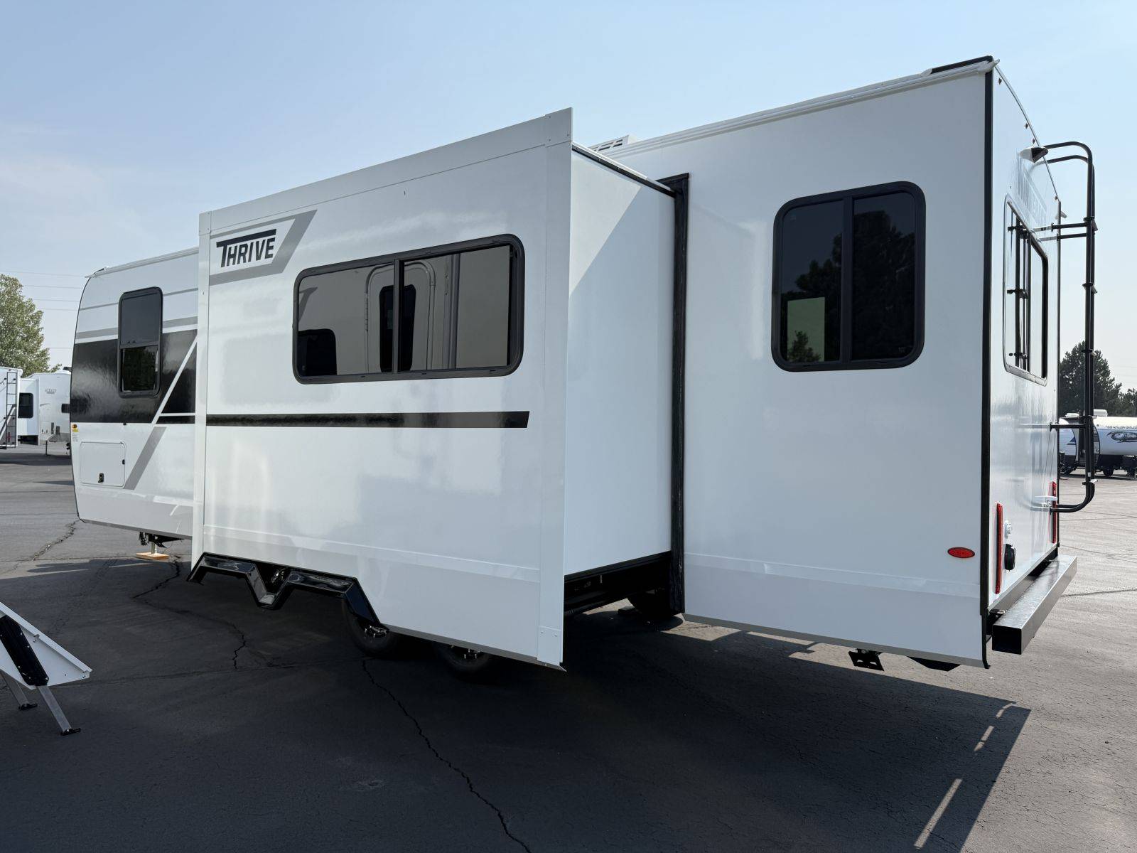 2026 Winnebago 2026 Winnebago Thrive - thumbnail 4