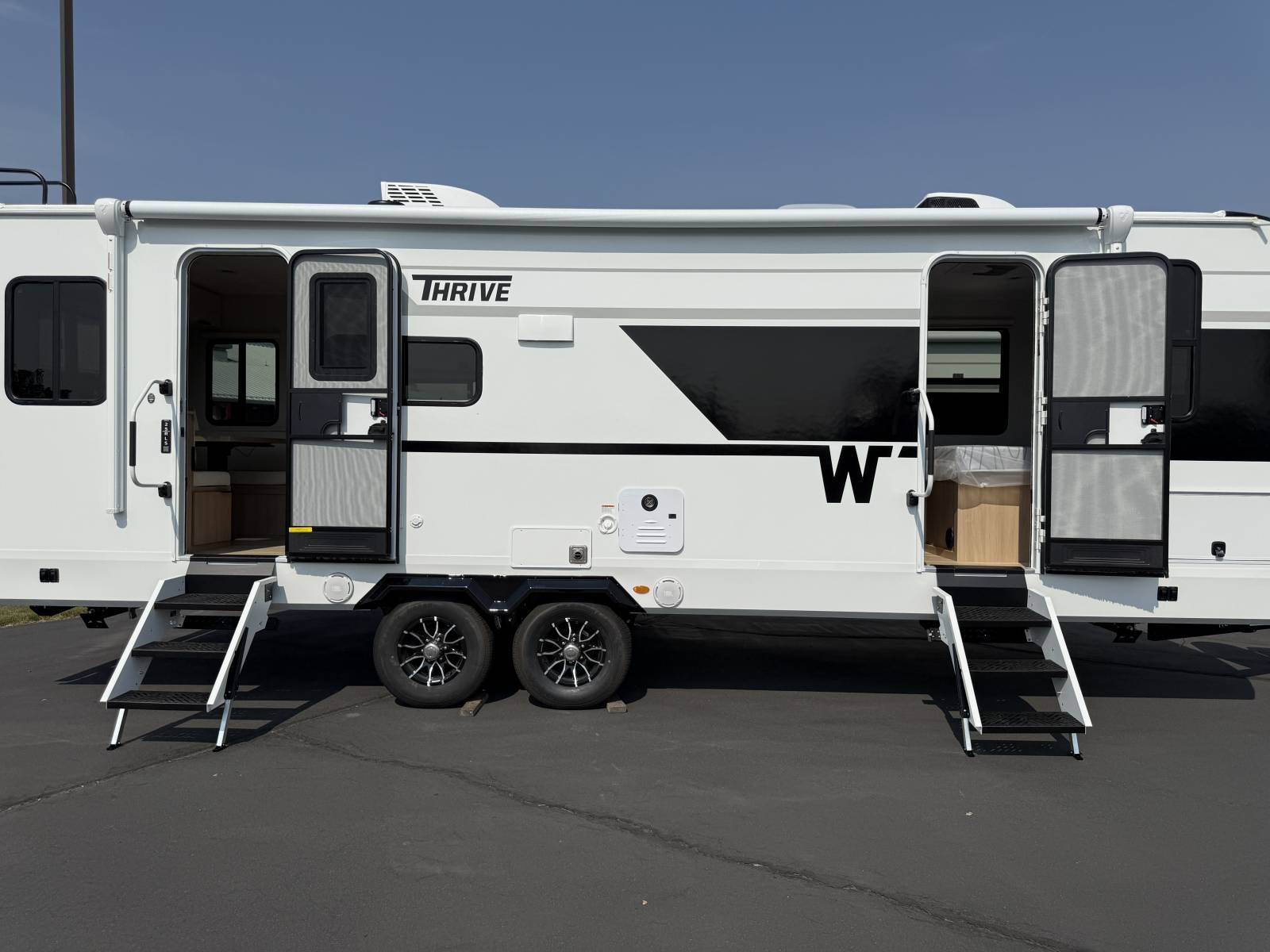 2026 Winnebago 2026 Winnebago Thrive - thumbnail 8