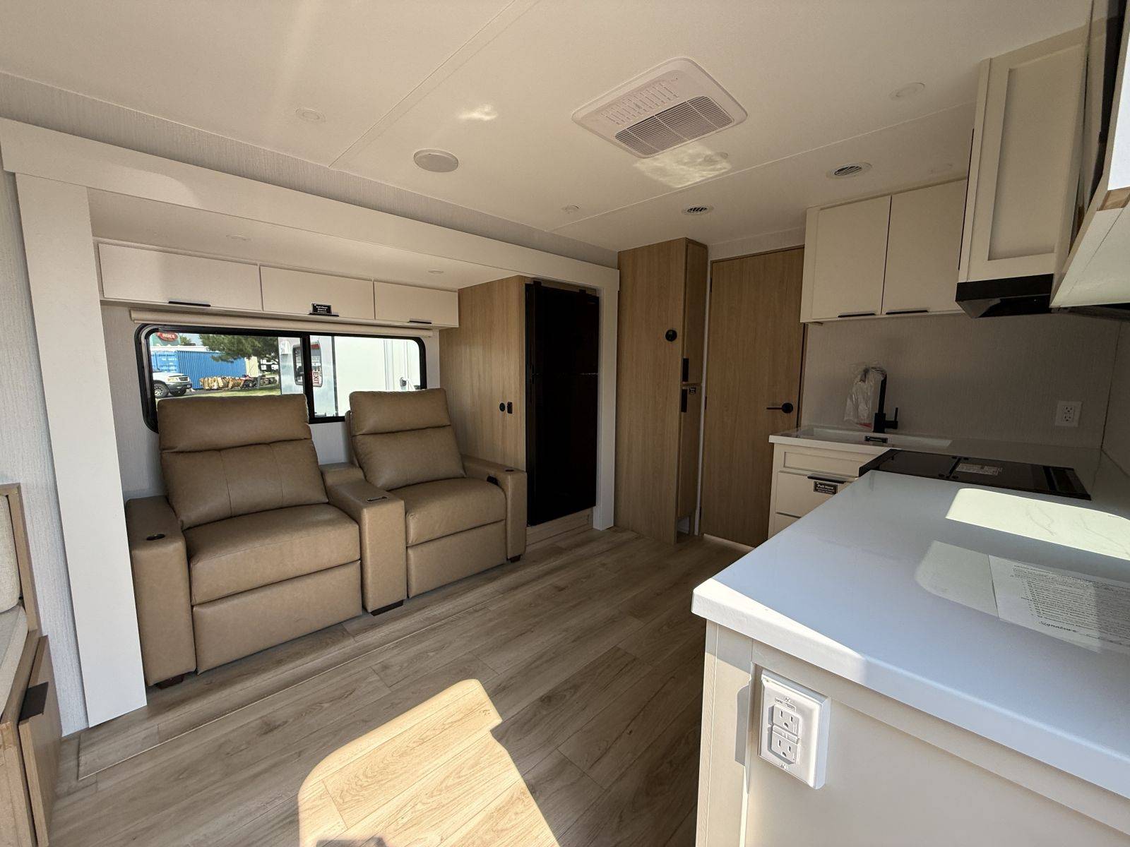 2026 Winnebago 2026 Winnebago Thrive - thumbnail 9