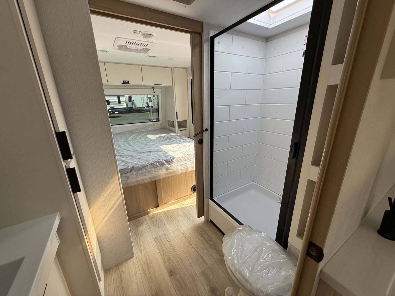 2026 Winnebago 2026 Winnebago Thrive - thumbnail 15